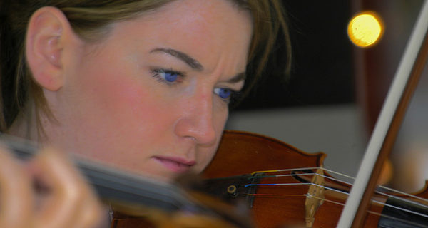 chica violin dubai por karimian